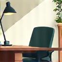 Ufficio ben illuminato con piante e sedie ergonomiche, simbolo di un ambiente di lavoro ottimizzato.