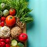 Cibo sano e fresco, erbe aromatiche e spezie su un tagliere in legno.